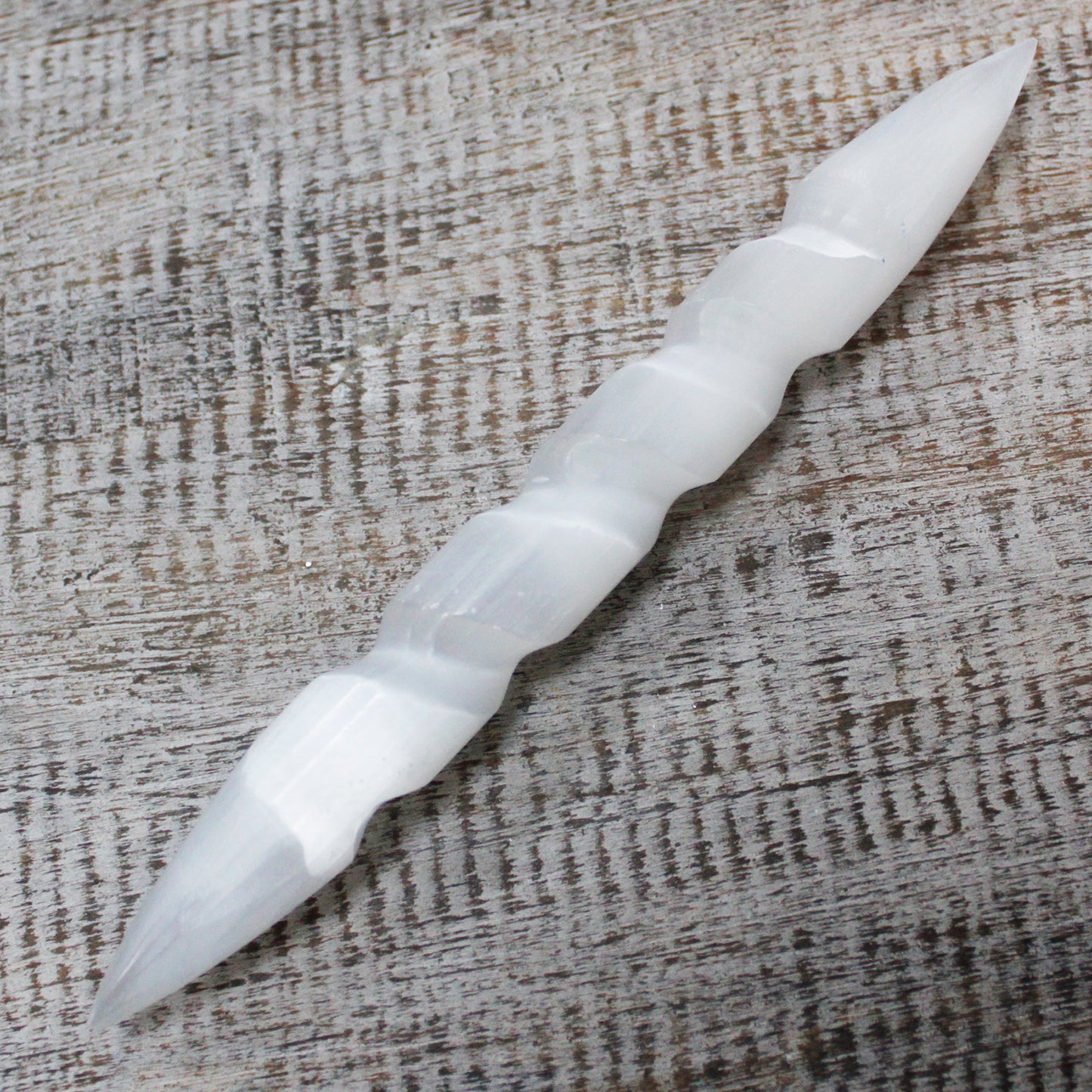 Baguette spirale en sélénite - 16 cm (les deux extrémités sont pointues)