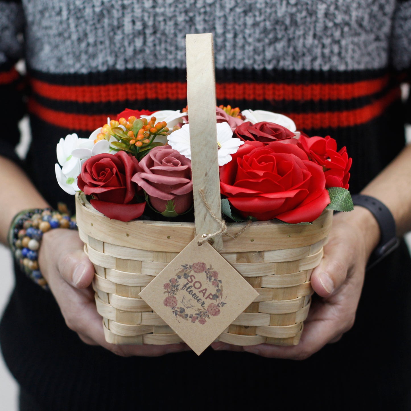 Bouquet dans un panier en osier - grande rose