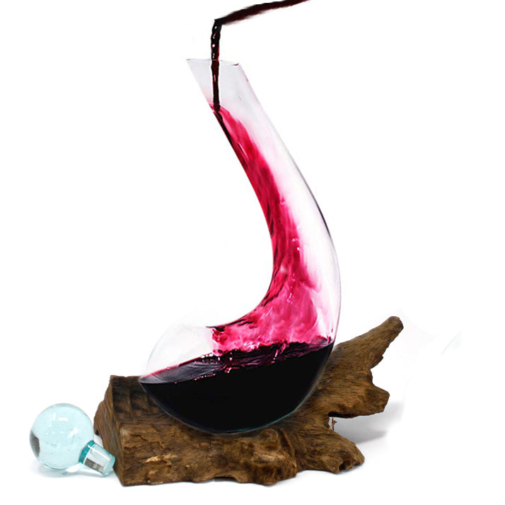 Geschmolzenes Glas auf Holz - Weinkaraffe