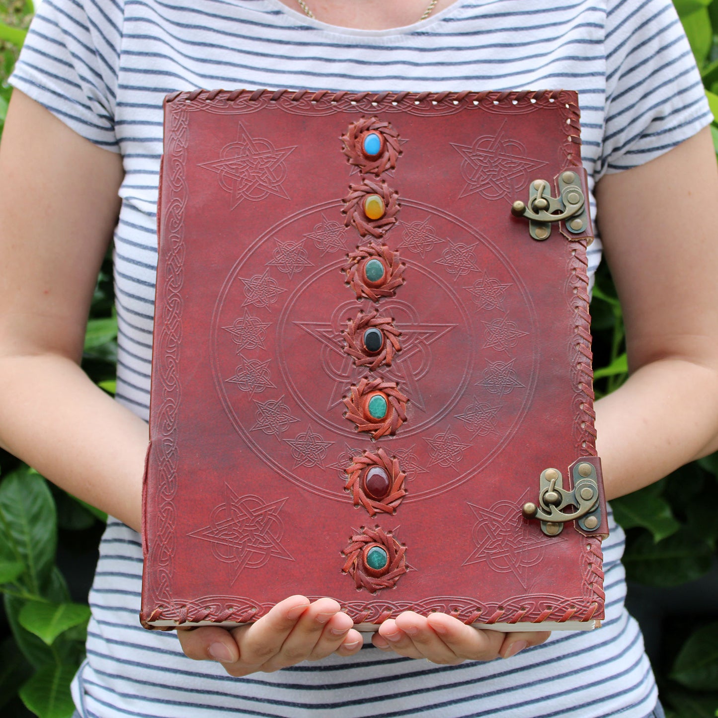 Grand livre en cuir sur les 7 chakras