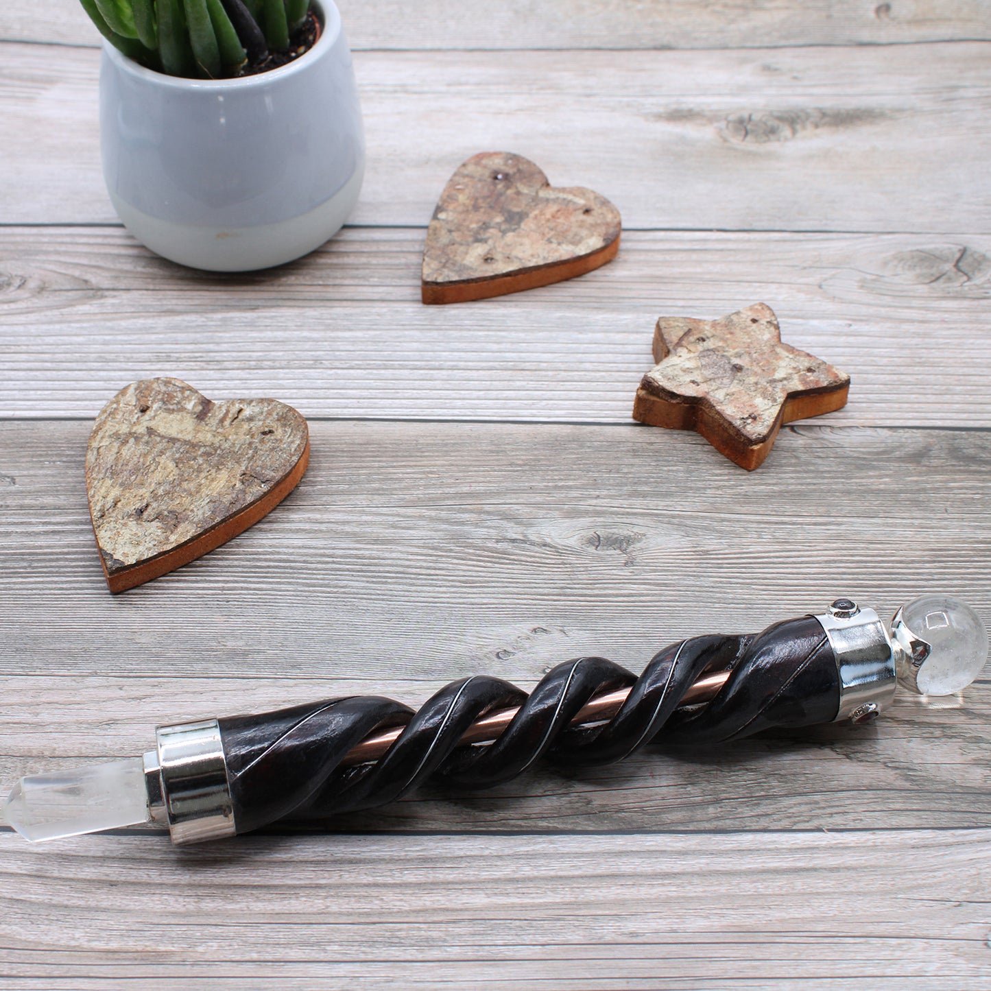 Baguette de guérison sculptée en spirale - Tube en cuivre et quartz de roche