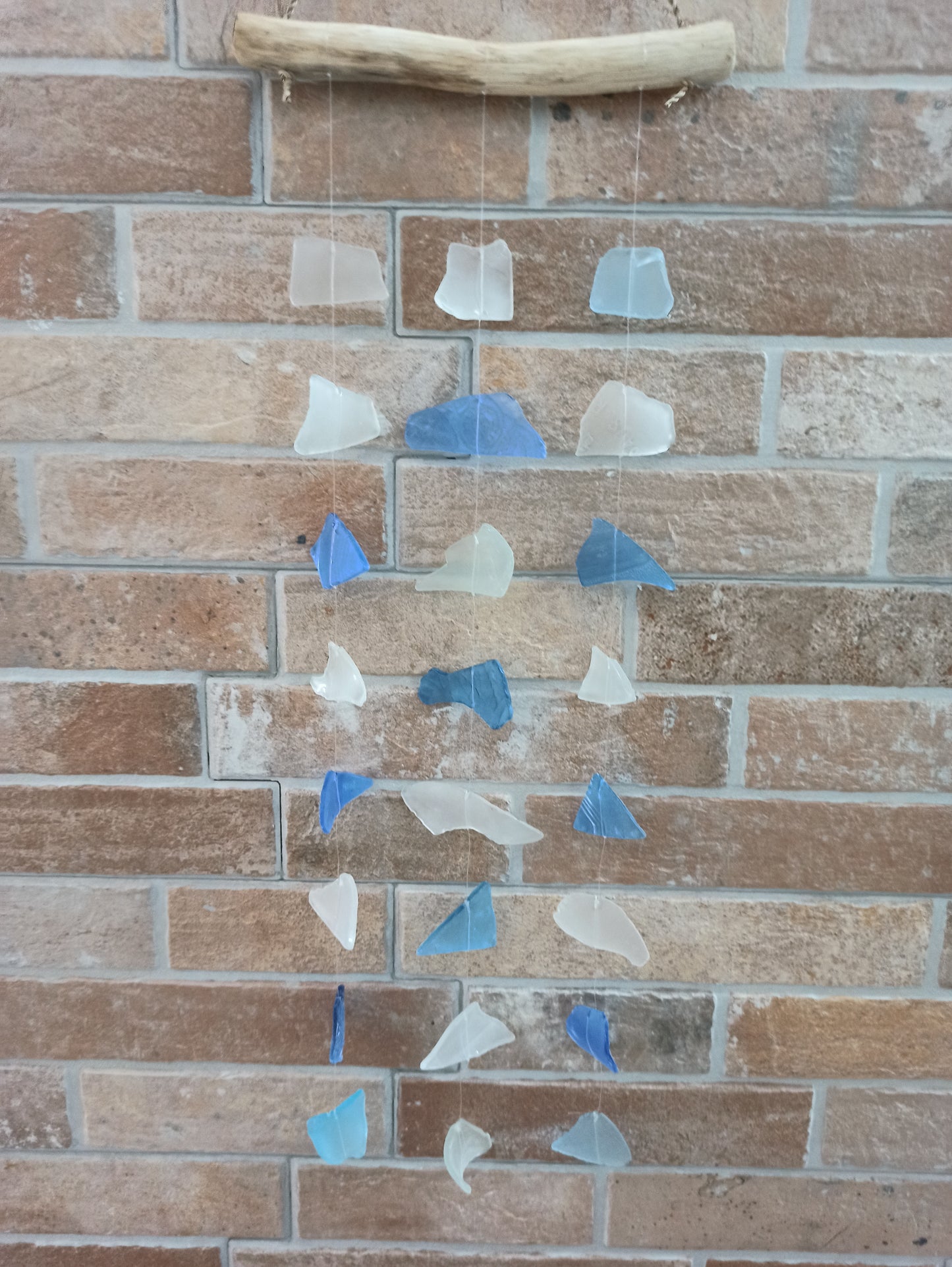 Windspiel aus recyceltem Glas – Drei Saiten – Blau und Weiß