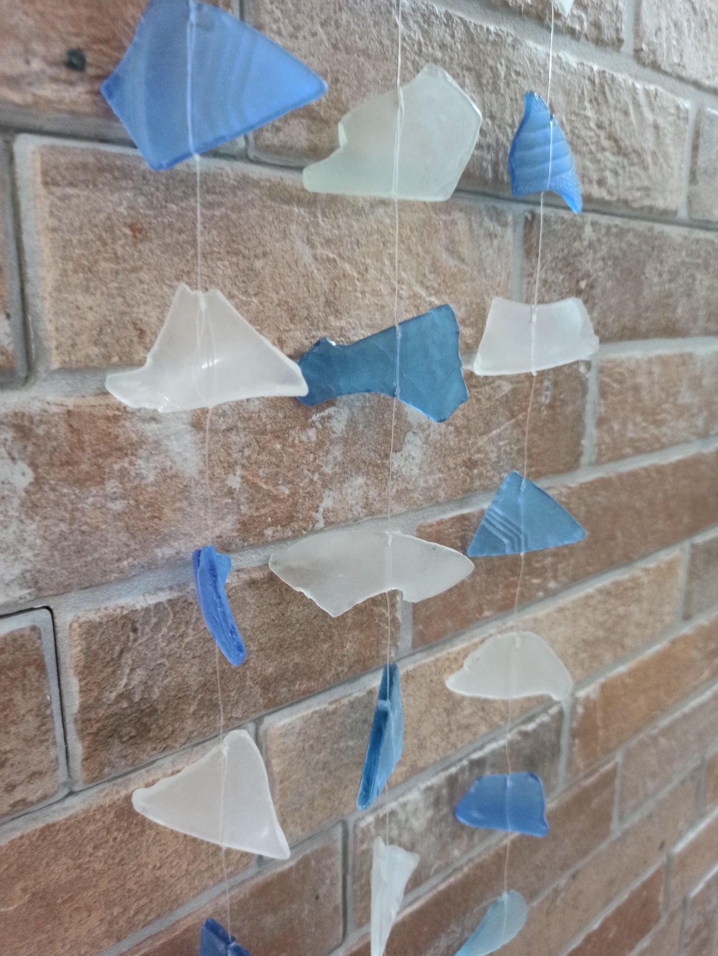 Windspiel aus recyceltem Glas – Drei Saiten – Blau und Weiß