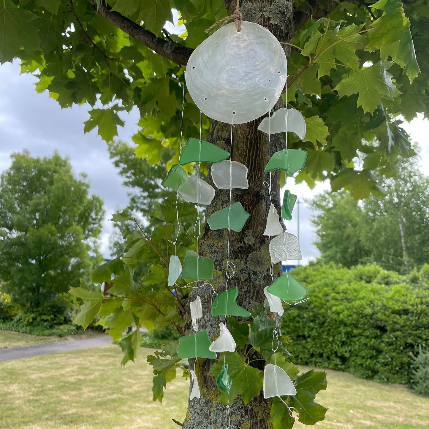 Windspiel aus recyceltem Glas – Grün und Weiß