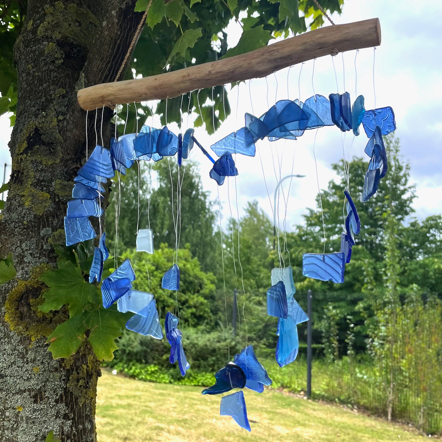 Windspiel aus recyceltem Glas – Blau und Weiß