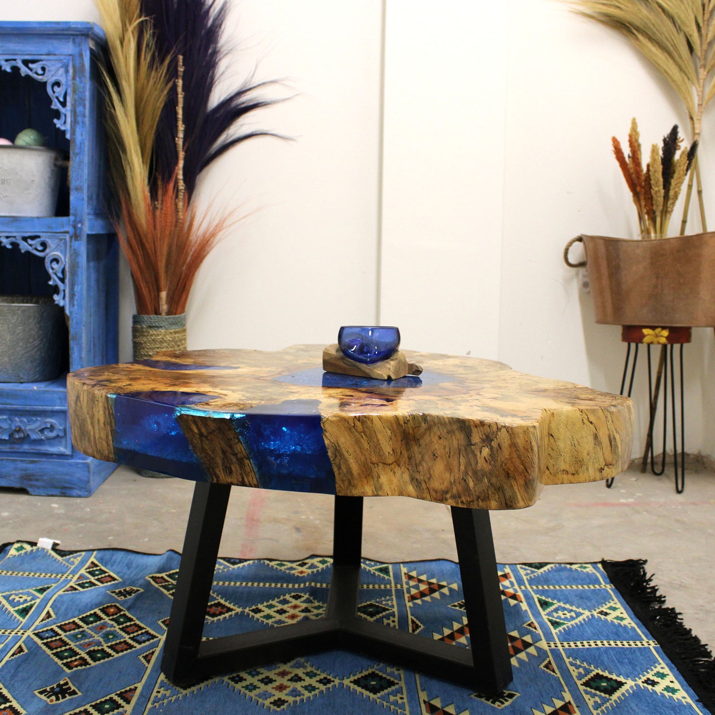 Couchtisch aus Tamarinde und Harz - Himmelblau