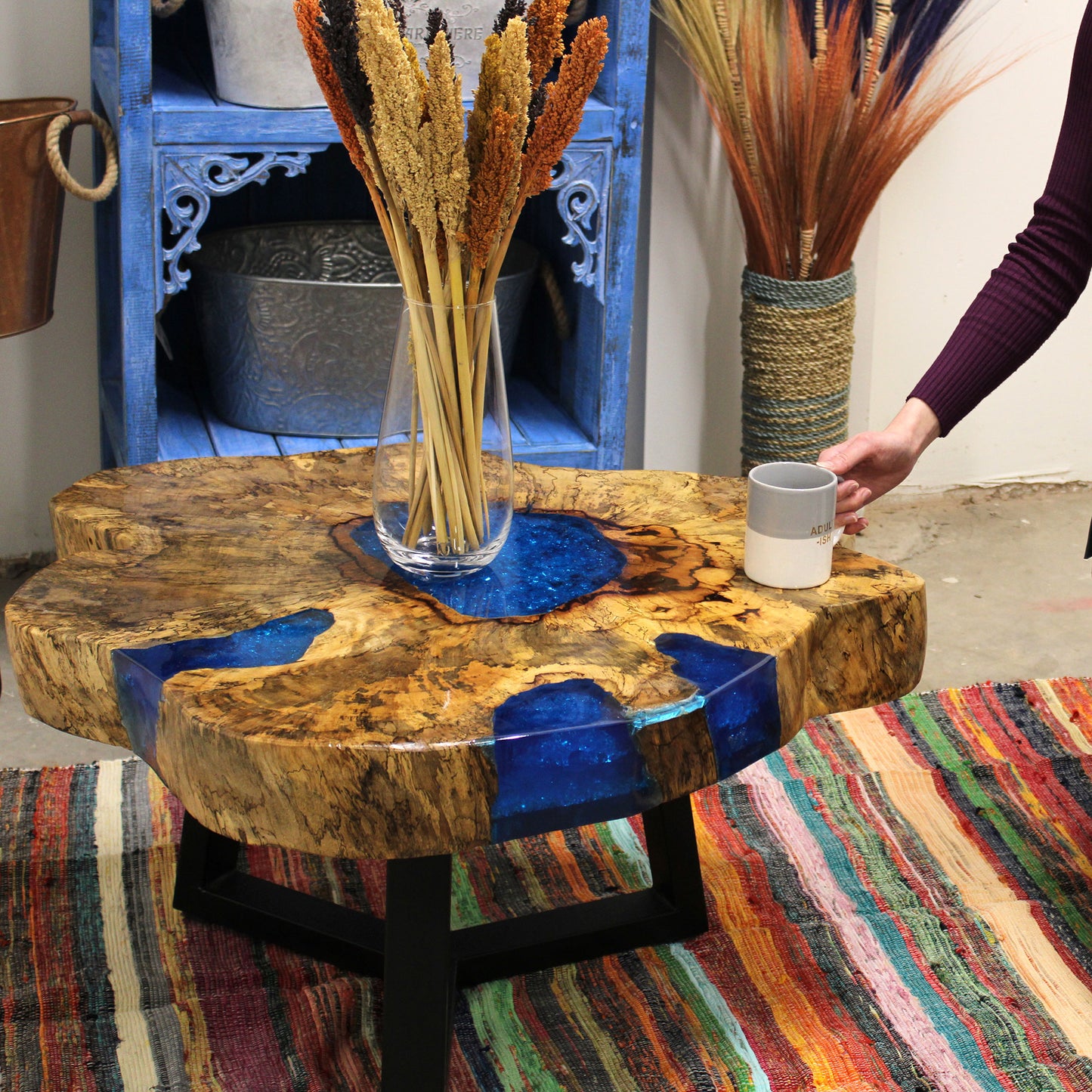 Couchtisch aus Tamarinde und Harz - Himmelblau