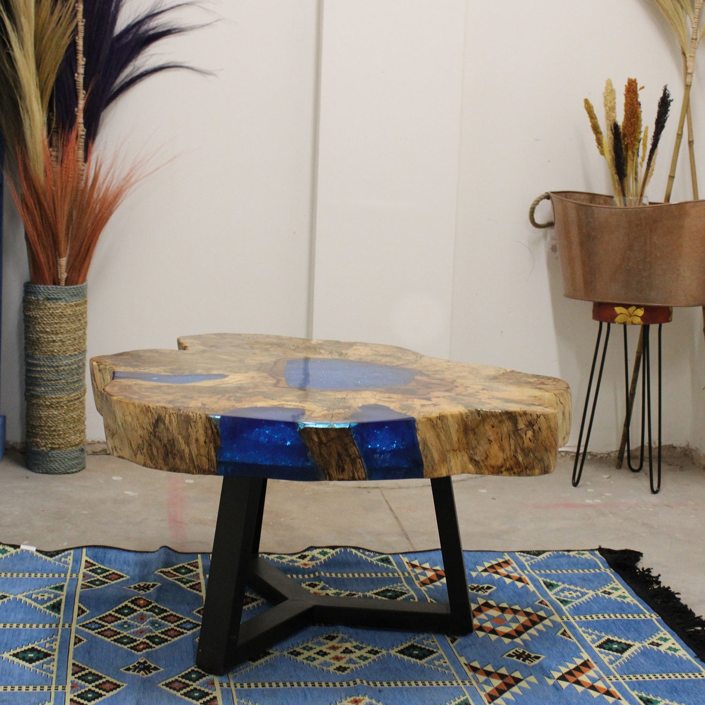 Couchtisch aus Tamarinde und Harz - Himmelblau