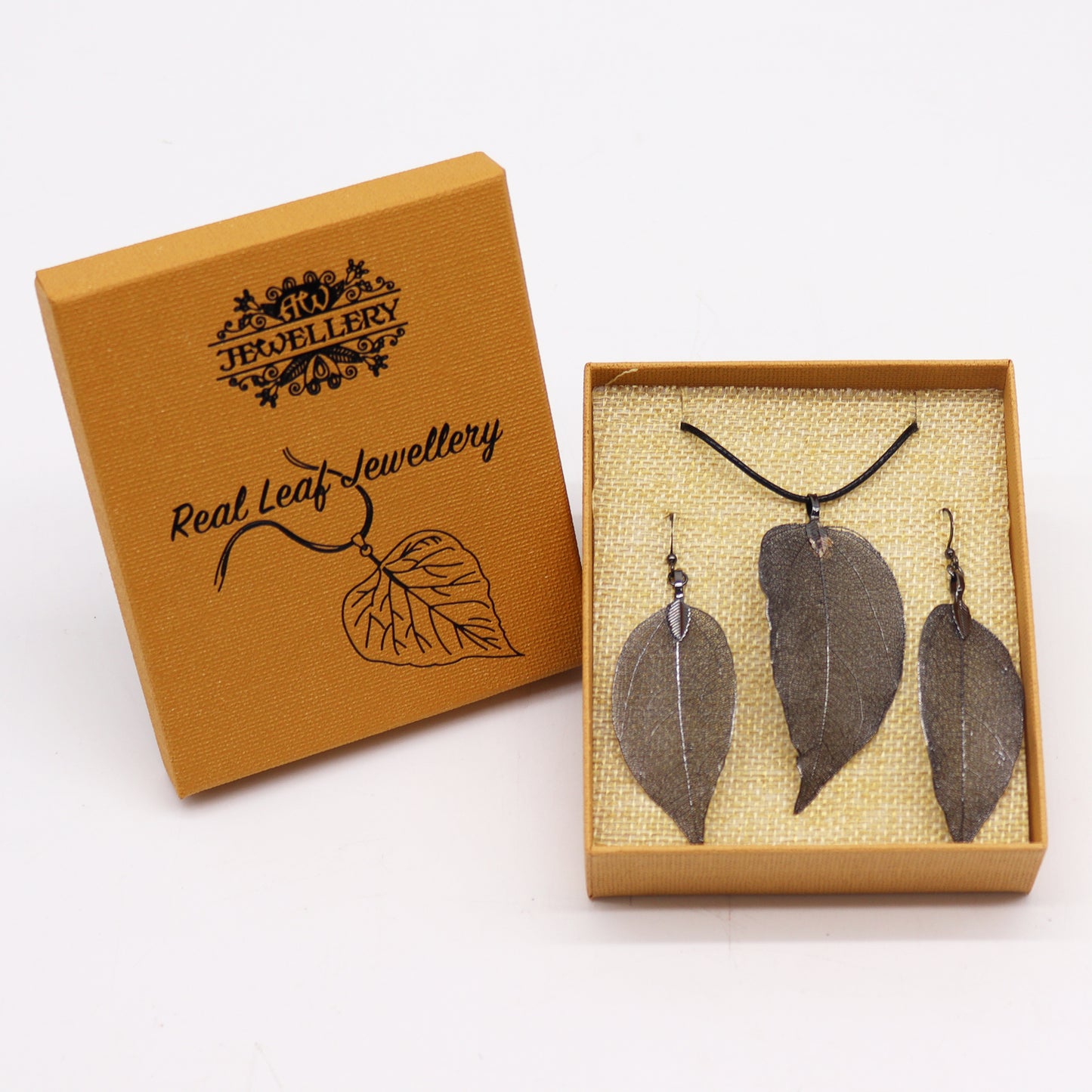 Ensemble collier et boucles d'oreilles - Fiche de valeur - Étain