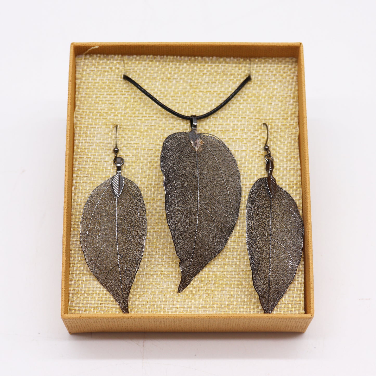 Ensemble collier et boucles d'oreilles - Fiche de valeur - Étain