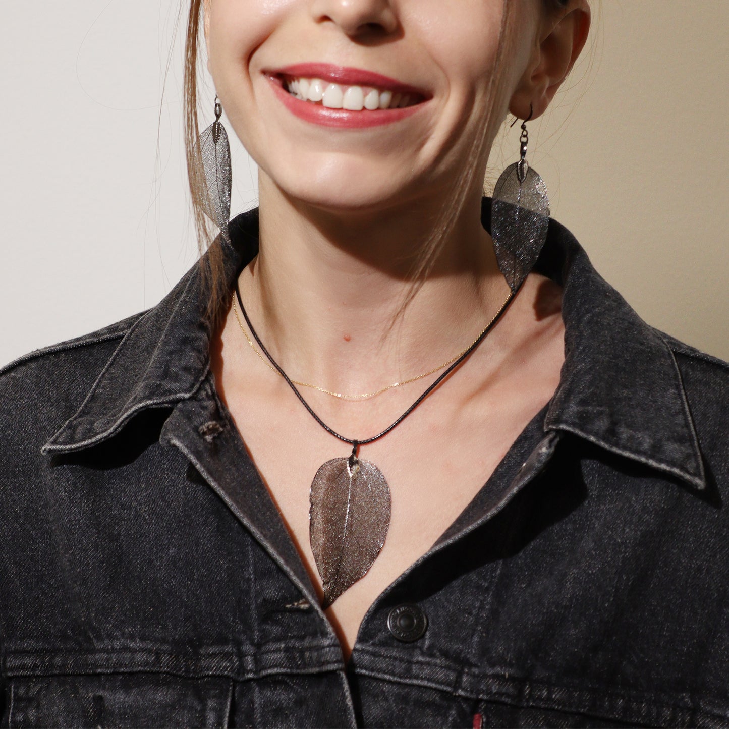 Ensemble collier et boucles d'oreilles - Fiche de valeur - Étain