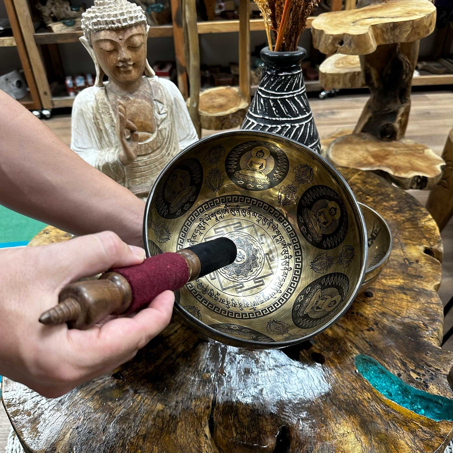 Bol chantant tibétain gravé de guérison - 21 cm - Om et Bouddha