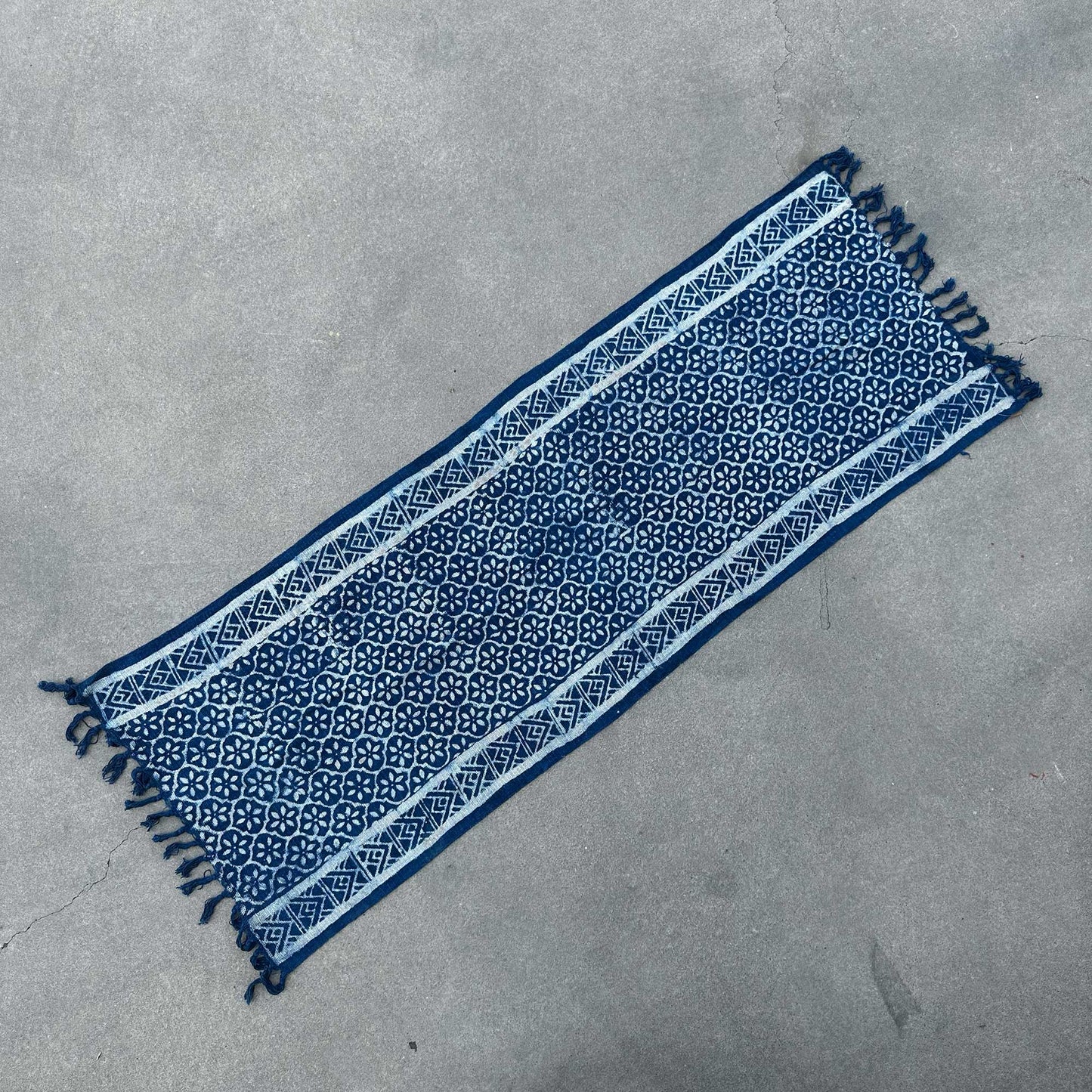 Chemin de table indigo fait main - 170 x 60 cm - Madjid Tiles