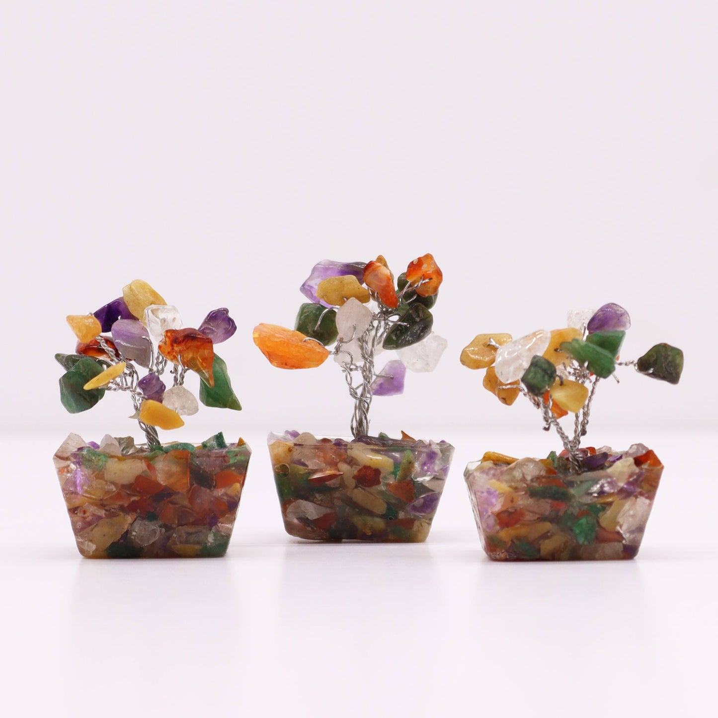Mini arbre à pierres précieuses sur base en orgonite – Multi-pierres (15 pierres)