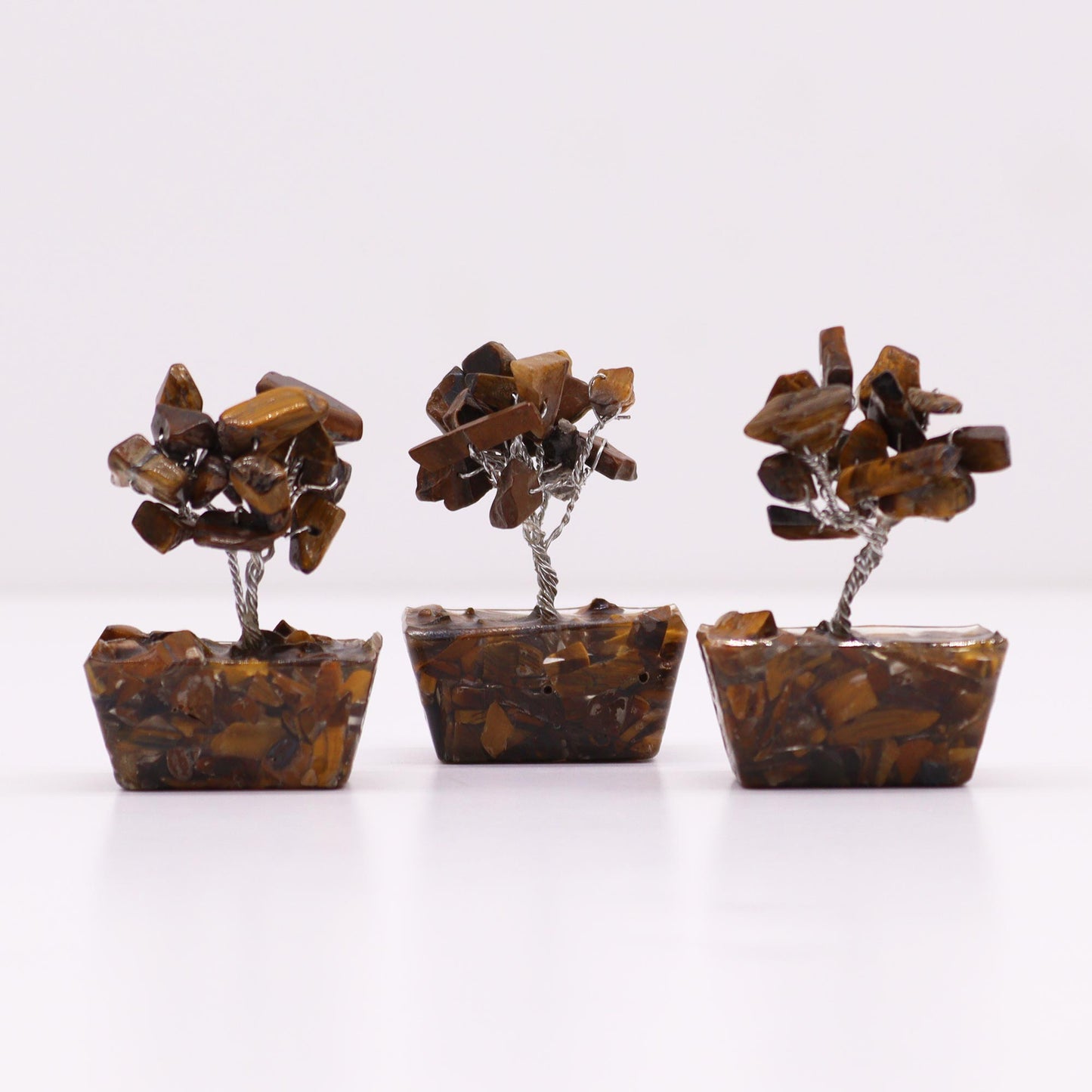 Mini arbre à pierres précieuses sur base en orgonite – Œil de tigre (15 pierres)