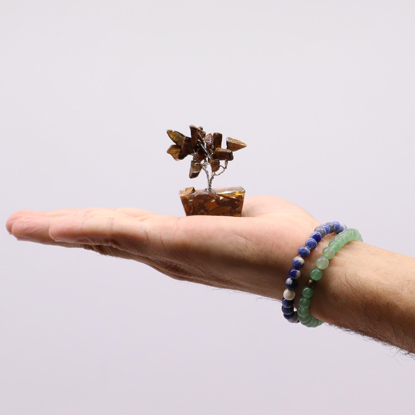 Mini arbre à pierres précieuses sur base en orgonite – Œil de tigre (15 pierres)