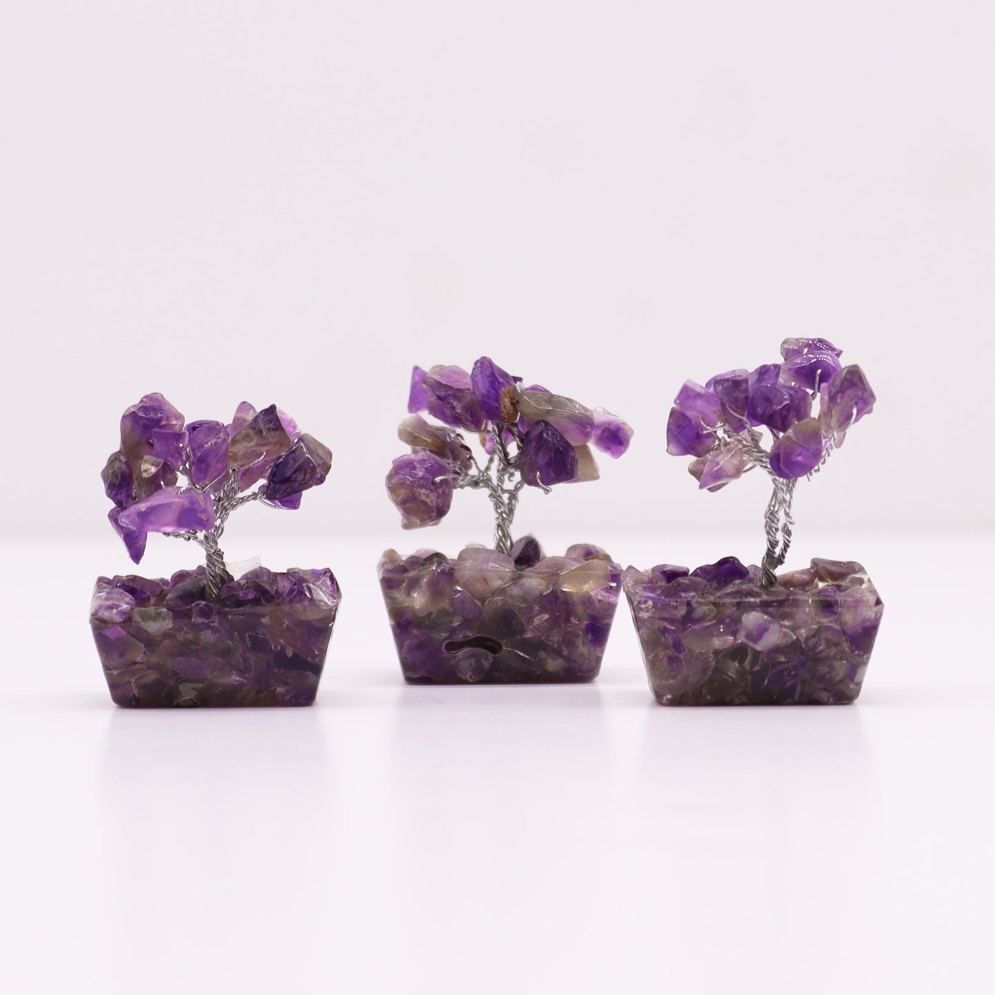 Mini arbre à pierres précieuses sur base en orgonite – Améthyste (15 pierres)