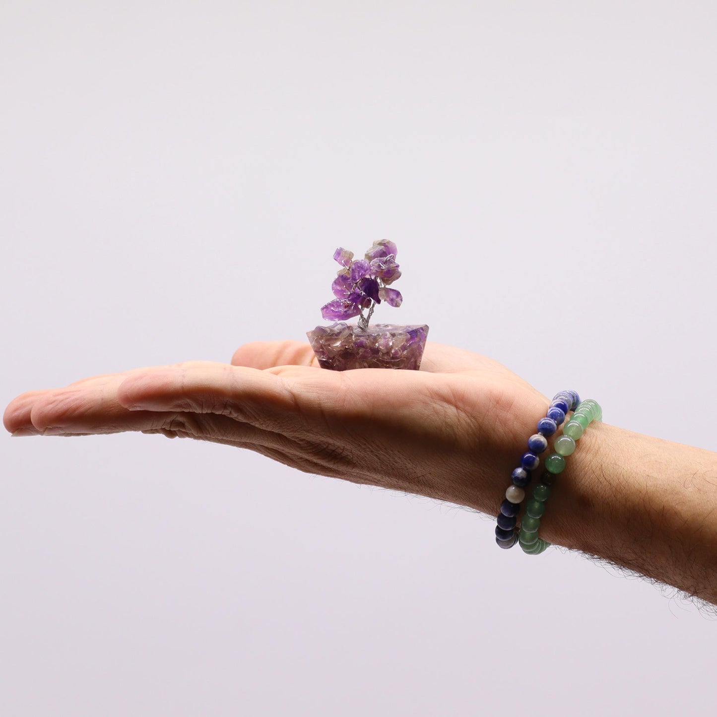 Mini arbre à pierres précieuses sur base en orgonite – Améthyste (15 pierres)