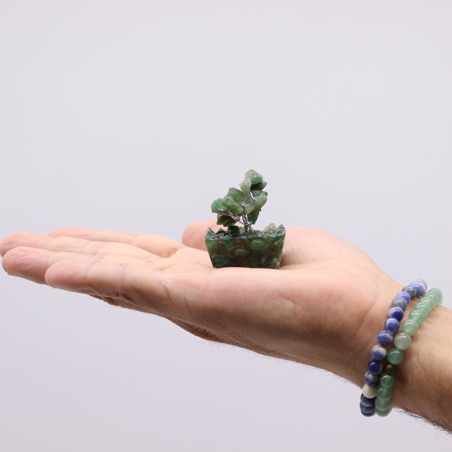 Mini arbre à pierres précieuses sur base en orgonite – Aventurine verte (15 pierres)