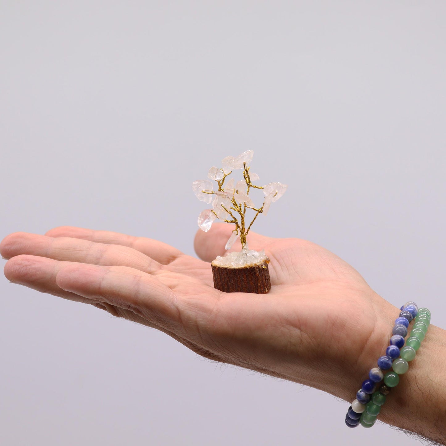 Mini arbre à pierres précieuses sur socle en bois – Quartz rocheux (15 pierres)