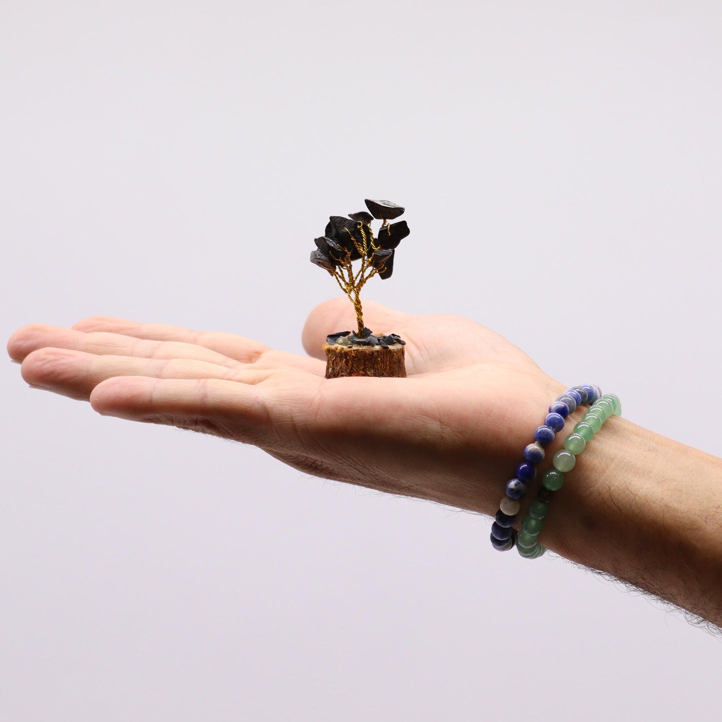 Mini arbre à pierres précieuses sur socle en bois – Agate noire (15 pierres)