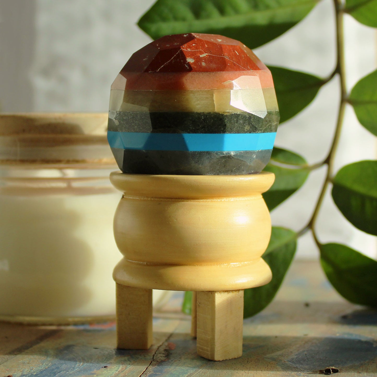 Boule de guérison en pierres précieuses et support - Sept chakras