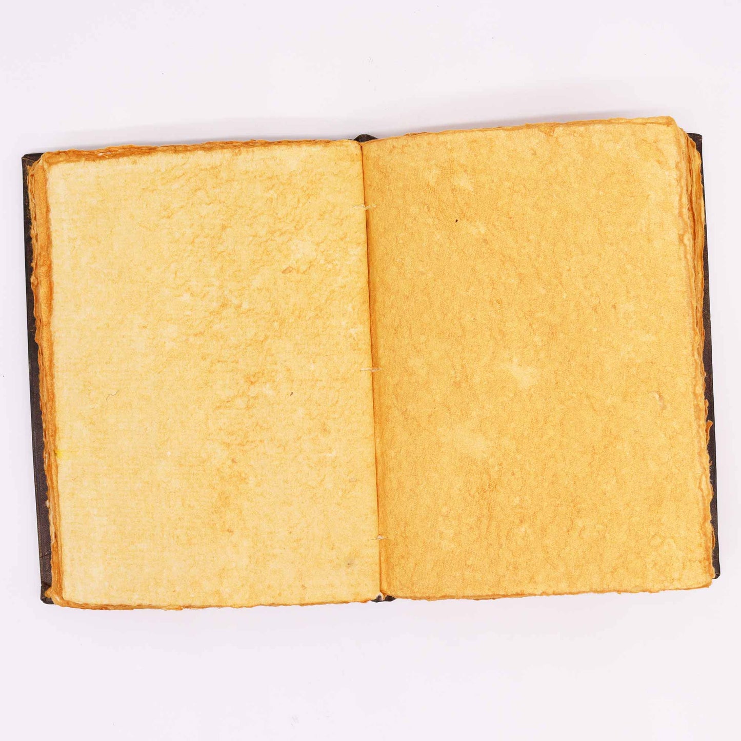 Rotbraunes Buch – Zinkrosendekoration mit Einbandkanten