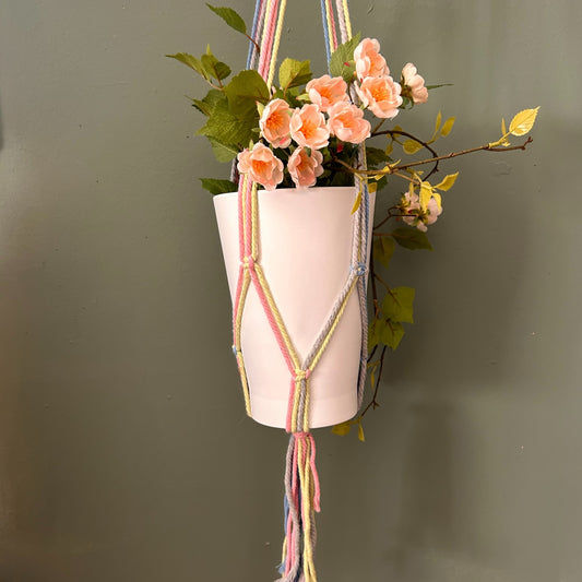 Klassischer Übertopf – Badezimmer-Topf in Pastelltönen