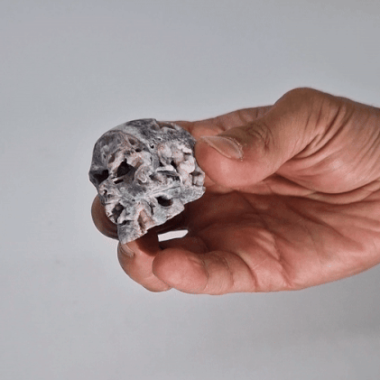 Crâne sculpté dans des géodes de calcite - (environ 4,5 cm)