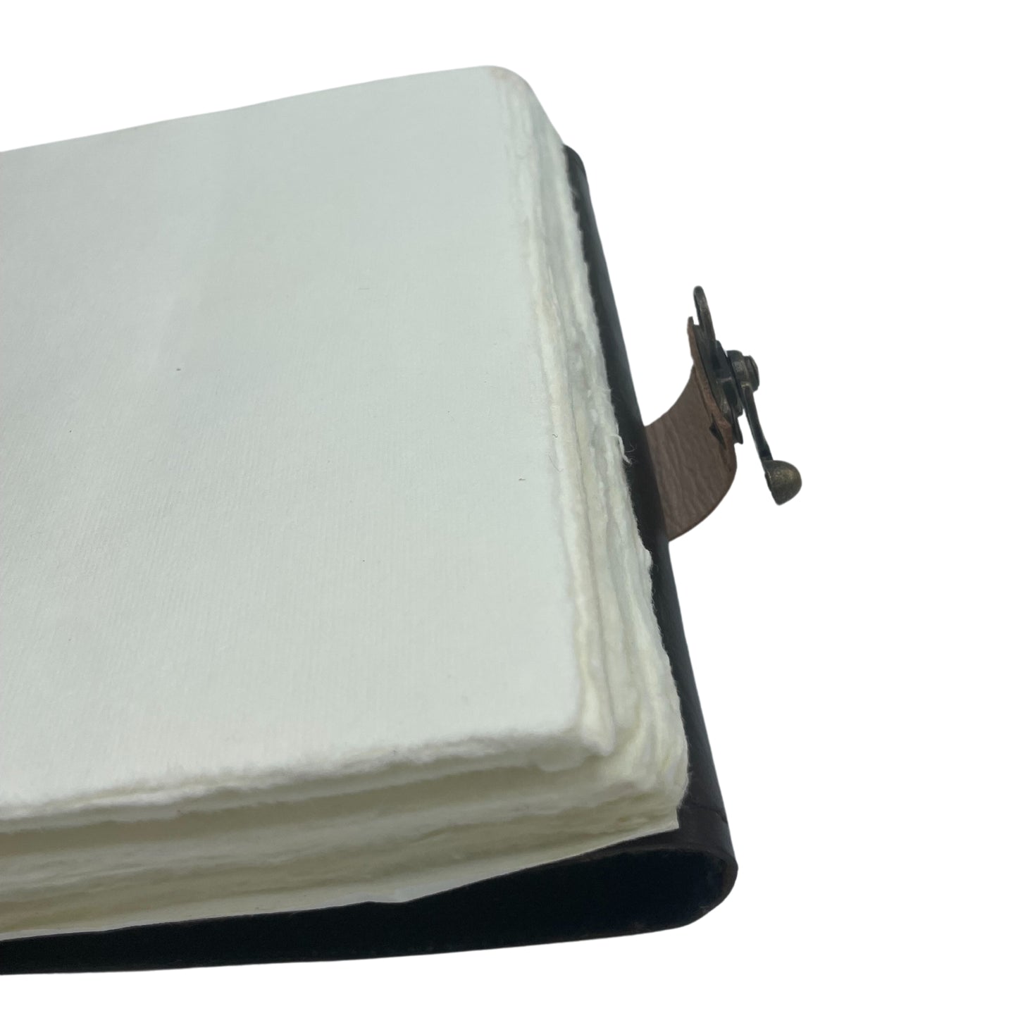 Carnet de notes marron foncé avec bords usés et motif « mauvais œil »