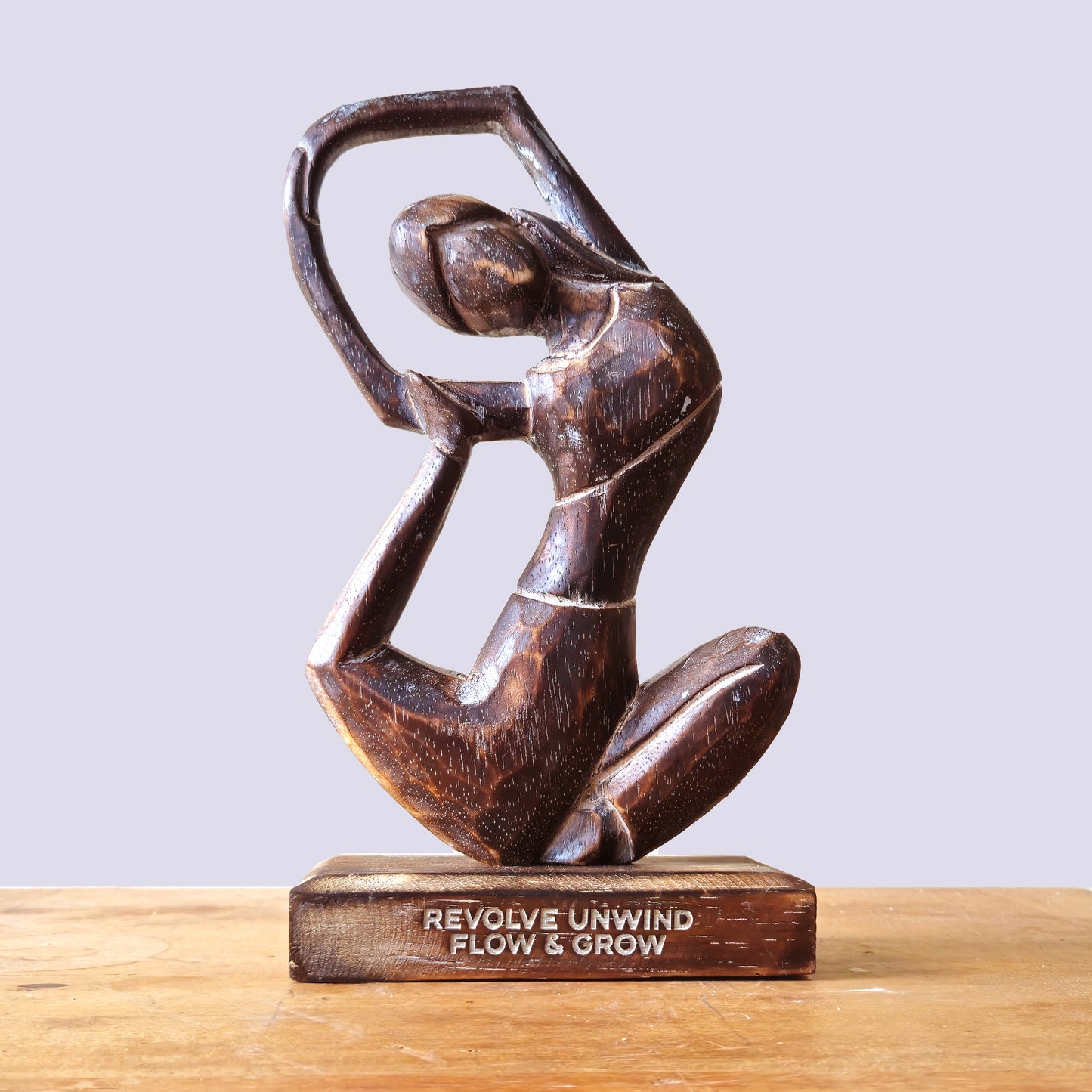 Wooden Woman Yoga - Uralt - Drehen, Entspannen, Fließen und Wachsen