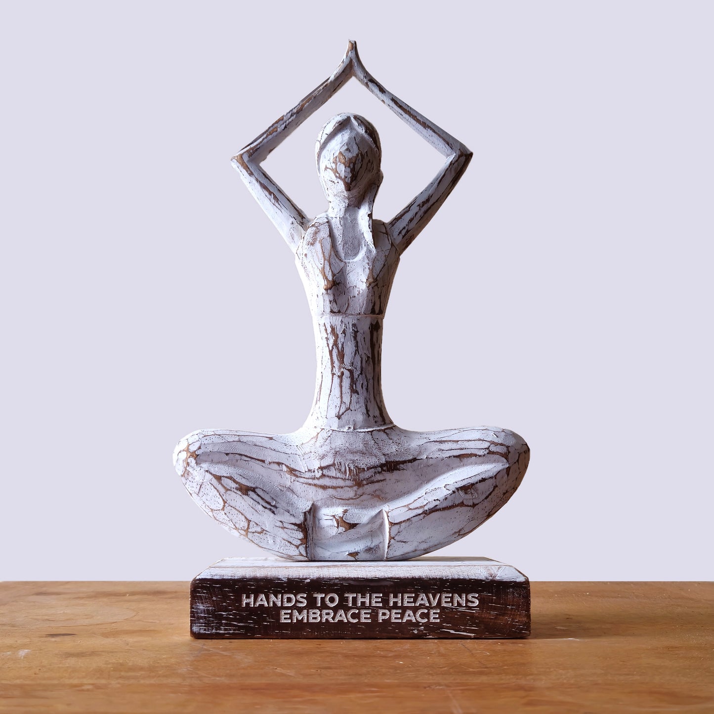 Yoga einer hölzernen Frau – weiß getüncht – Hände hoch – Hände zum Himmel, umarme den Frieden
