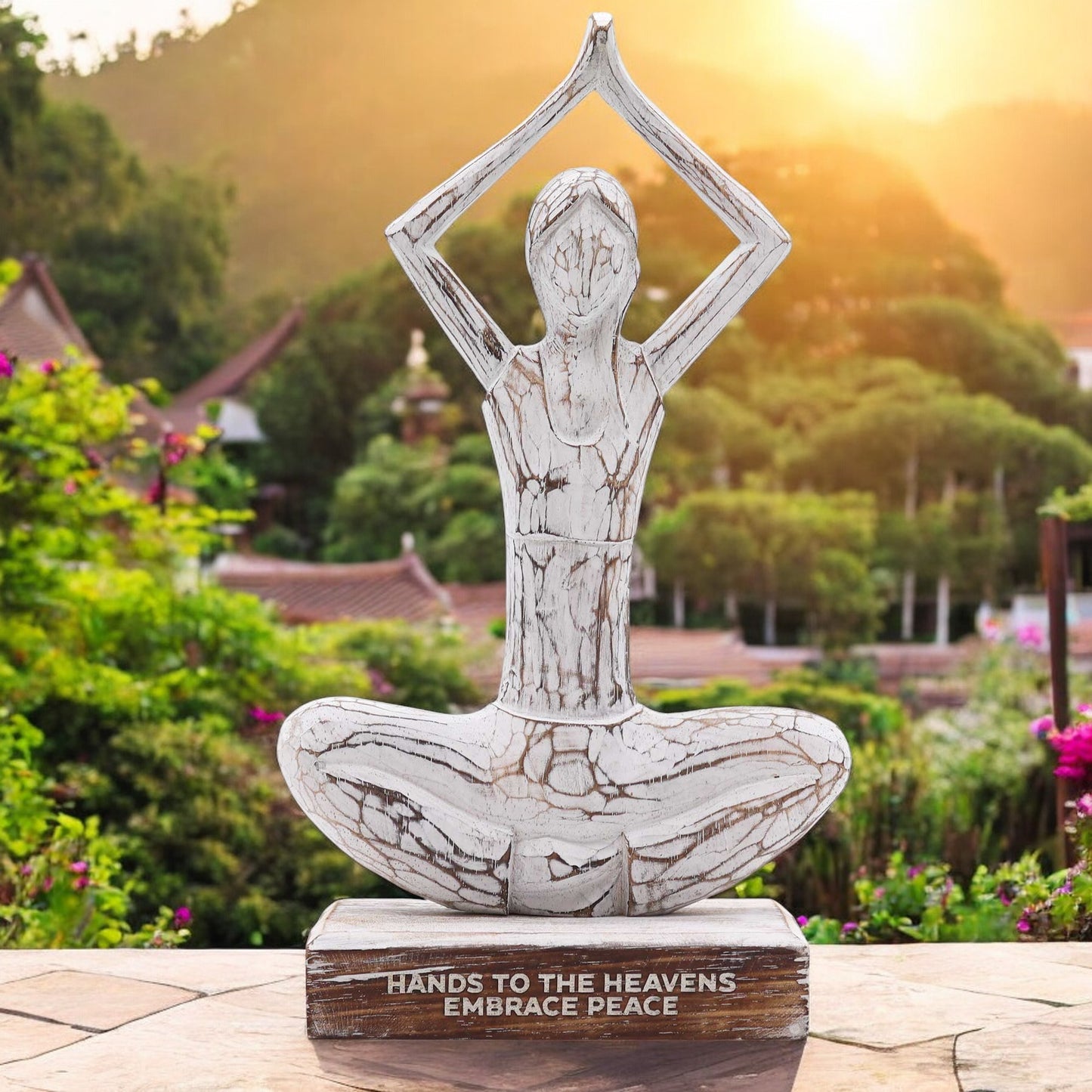 Yoga einer hölzernen Frau – weiß getüncht – Hände hoch – Hände zum Himmel, umarme den Frieden