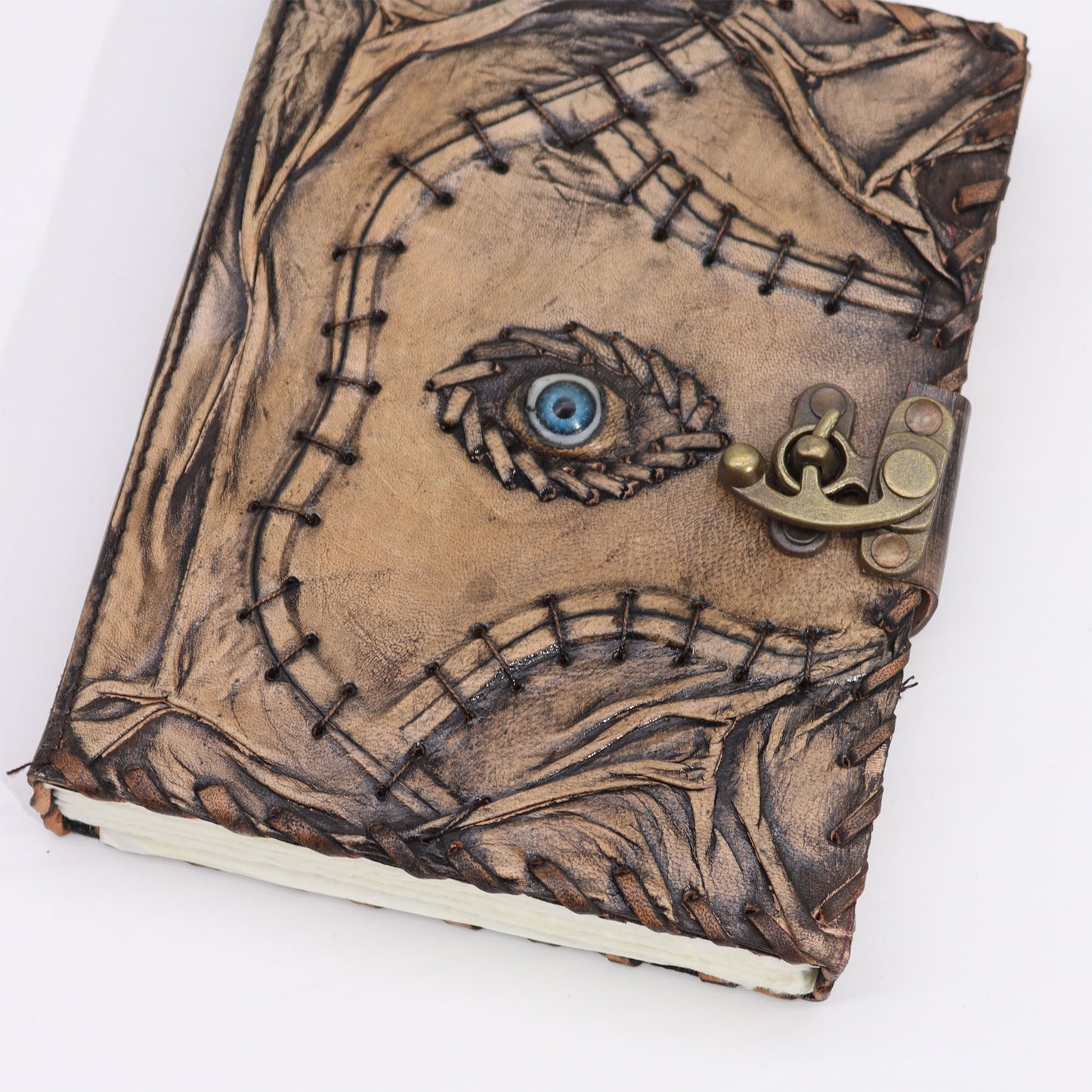 Carnet marron avec bords usés et motif mauvais œil