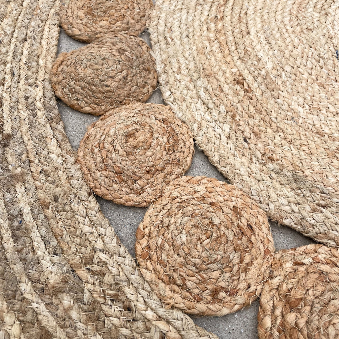 Großer, runder, weicher Juteteppich mit Kreisen im Inneren, 120 cm