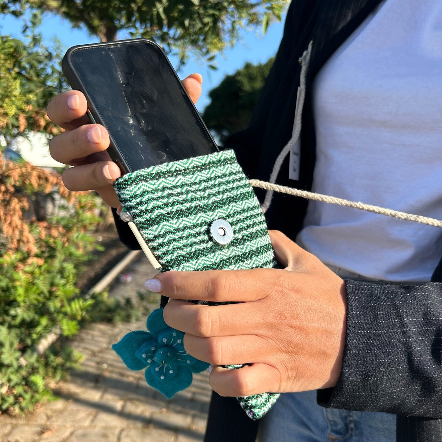 Sac pour téléphone à rayures vertes - Décoré de fleurs