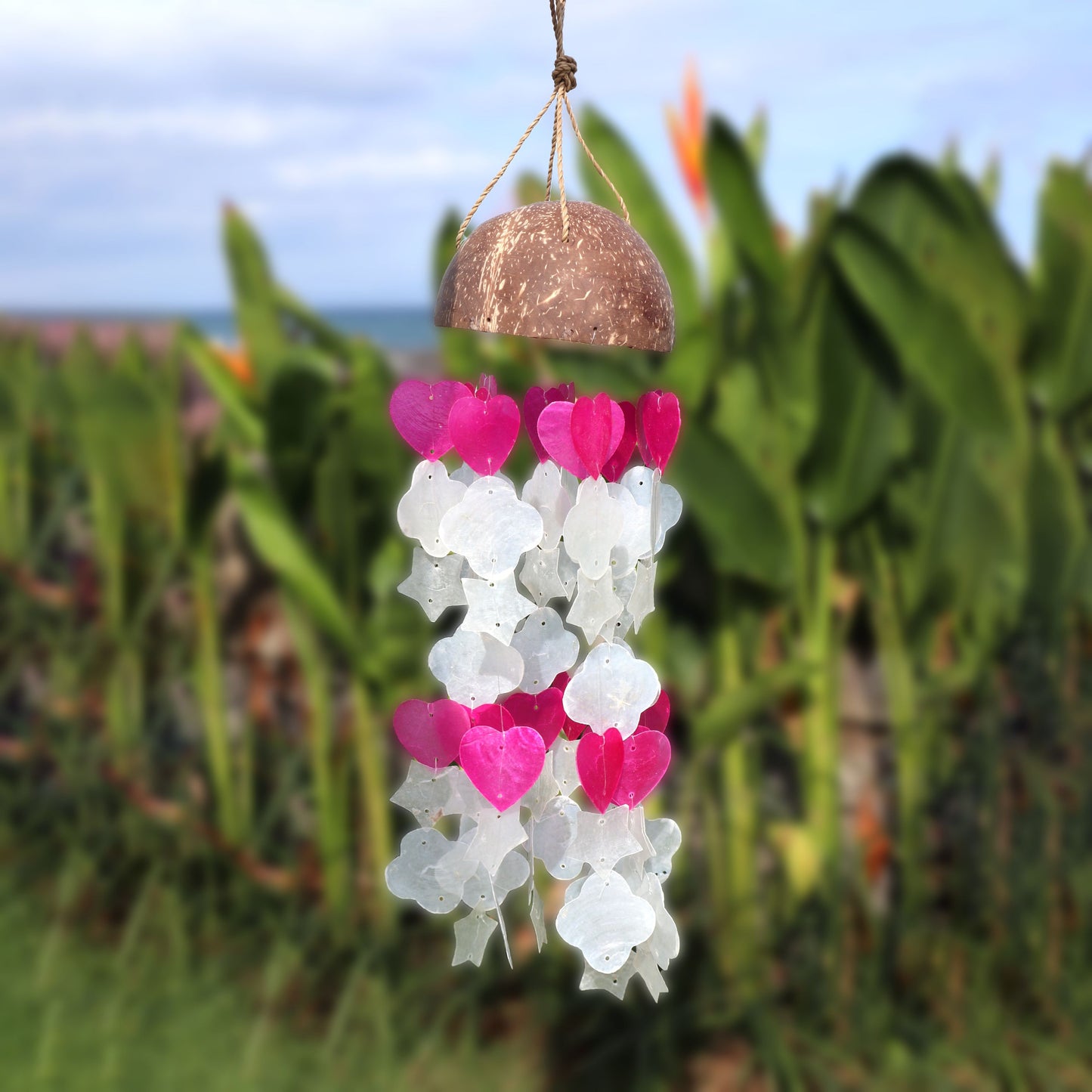 Carillons éoliens en noix de coco et capiz - Formes mixtes en rose et blanc - 35 cm