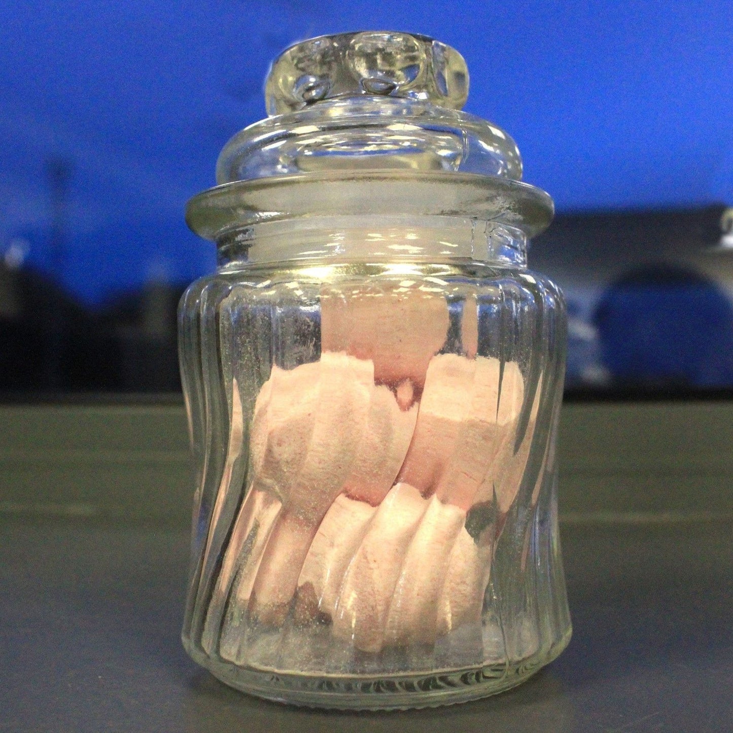 Boîte de pots de bonbons avec des lignes tourbillonnantes