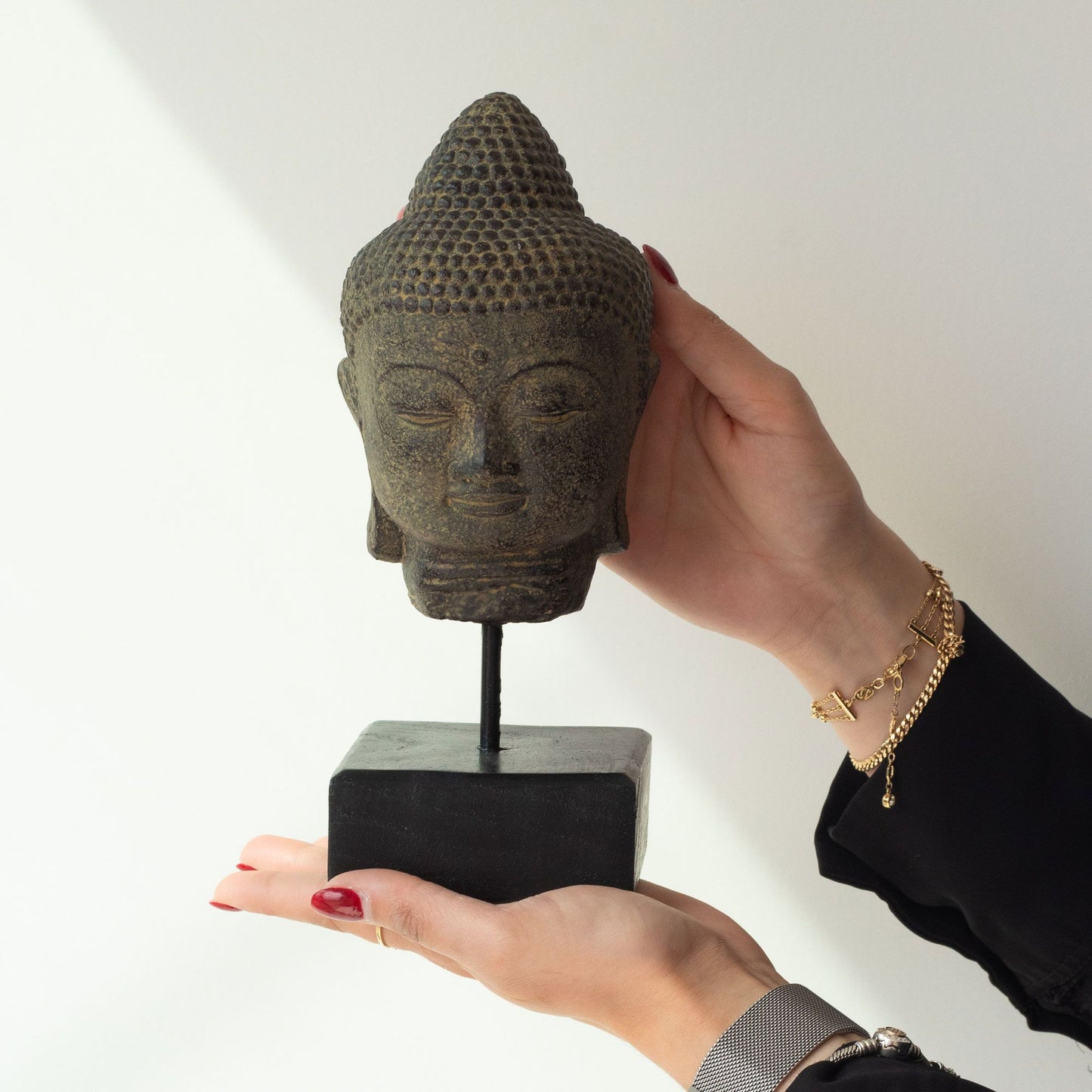 Tête de Bouddha couchée sur socle - Gris