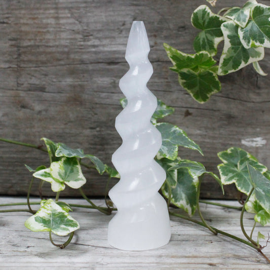 Tour en corne de licorne spirale en sélénite - 15 cm