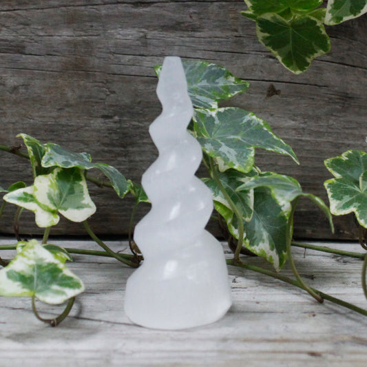 Tour en corne de licorne spirale en sélénite - 10 cm