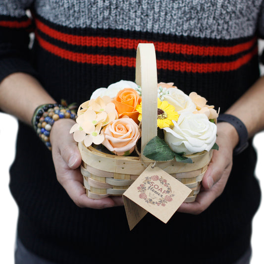 Bouquet dans un panier en osier - rose moyen