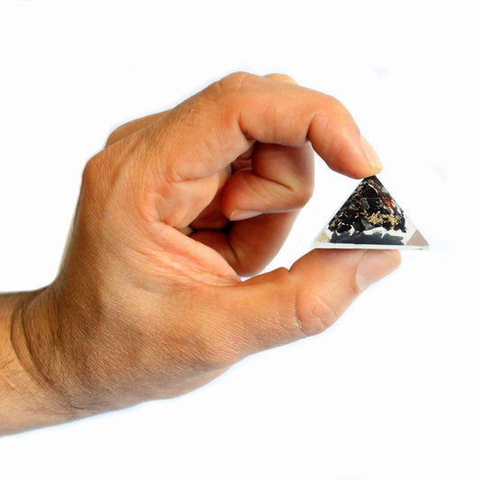 Pyramide d'orgonite Pq. 25 mm, éclats de pierres précieuses et cuivre