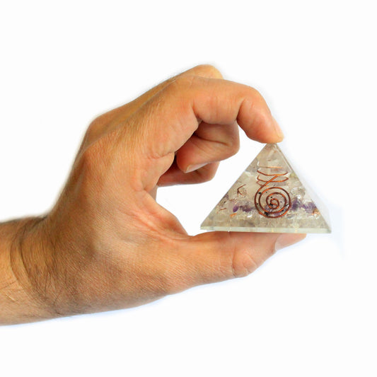 Pyramide d'orgonite moyenne 55 mm, éclats de pierres précieuses et cuivre