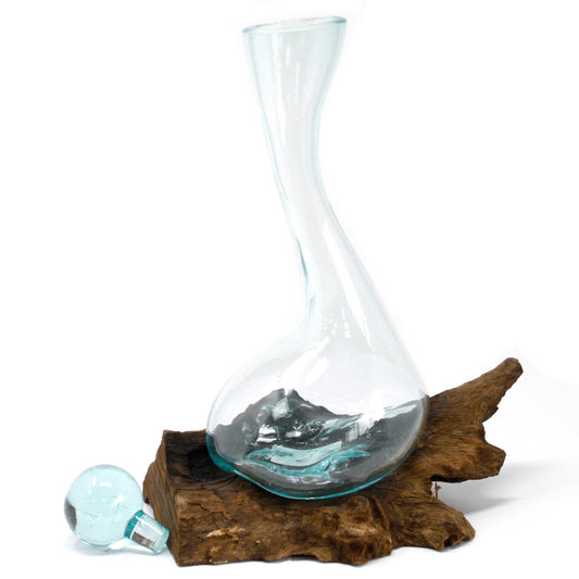Geschmolzenes Glas auf Holz - Weinkaraffe