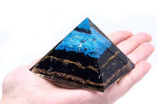 Pyramide d'orgonite Lrg 70 mm - Gemmes de chakra - Turquoise et tourmaline noire - 70 mm