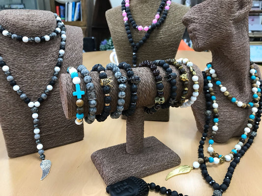 Bracelet en or Hamsa / pierre de lave