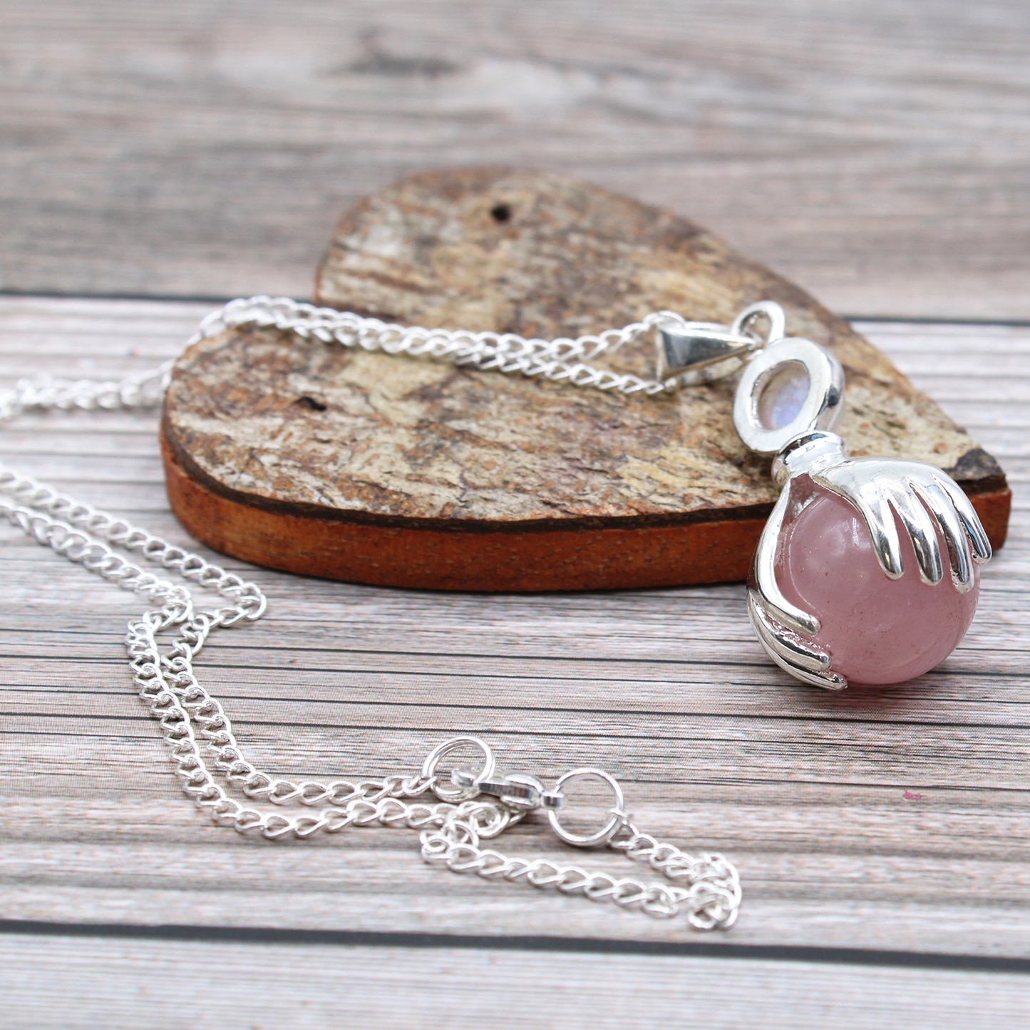 Pendentif « Mains de guérison » en pierre précieuse – Quartz rose