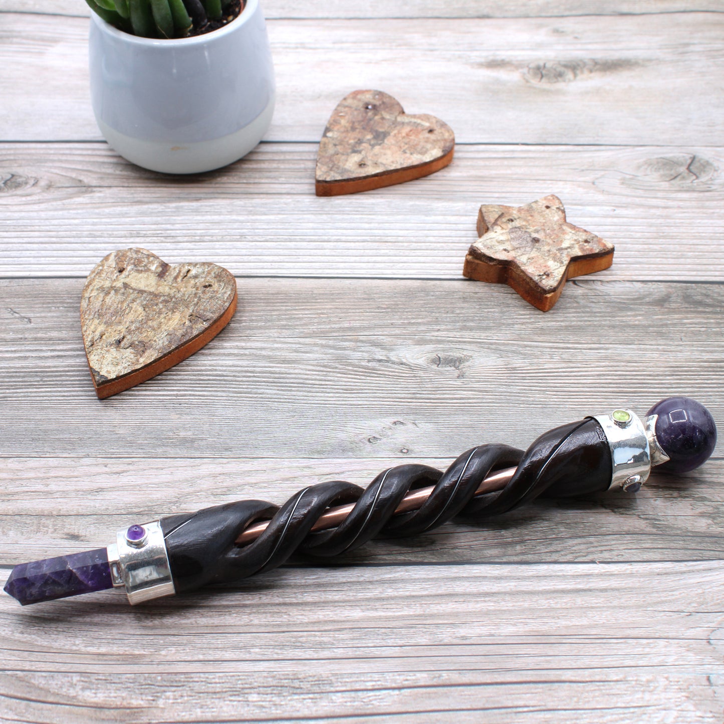 Baguette de guérison sculptée en spirale – Tube en cuivre améthyste