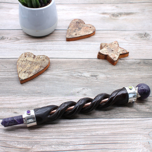 Baguette de guérison sculptée en spirale – Tube en cuivre améthyste